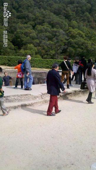 郭晶晶霍启刚情人节逛虎门炮台 身材扁平无孕相