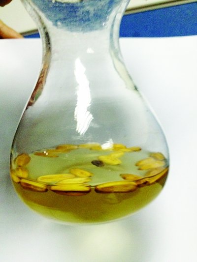 上海曝光“染色瓜子” 泡半小时就掉色(组图)