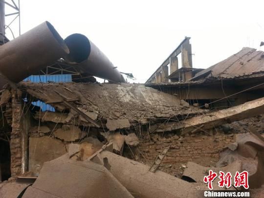 图为2月20日上午，萍乡市飞云陶瓷实业有限公司煤气爆炸现场有车间坍塌。　赖俊兵　摄