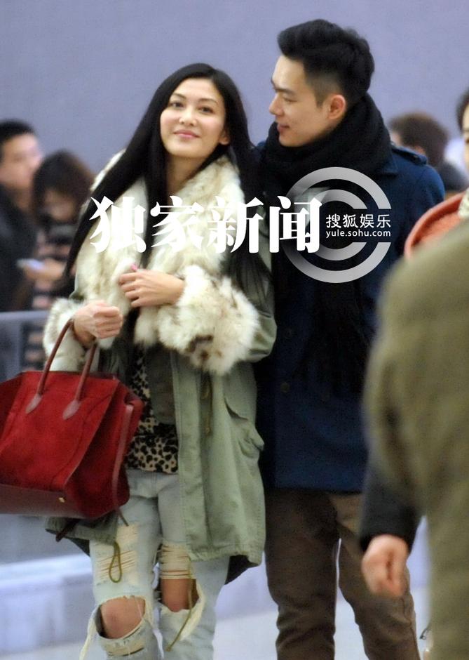 李彩桦富二代男友曝光 机场相拥