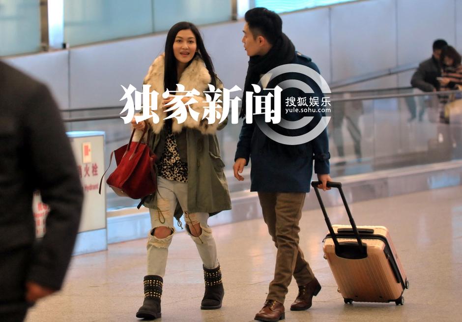 李彩桦富二代男友曝光 机场相拥