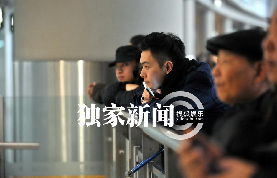 李彩桦富二代男友曝光 机场相拥