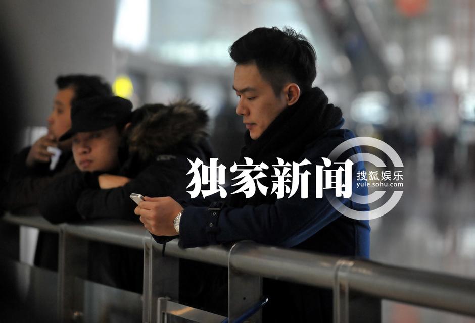 李彩桦富二代男友曝光 机场相拥