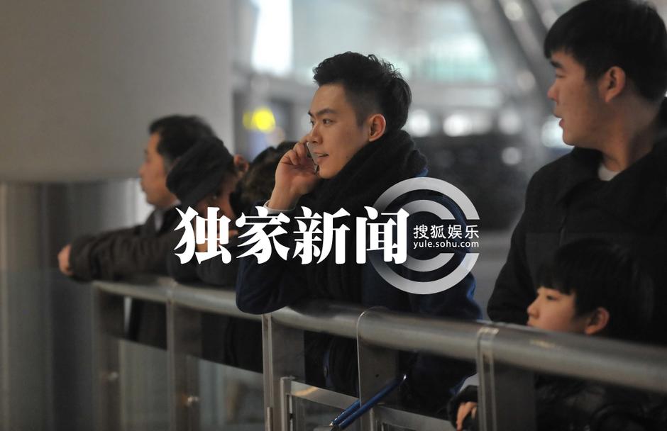 李彩桦富二代男友曝光 机场相拥