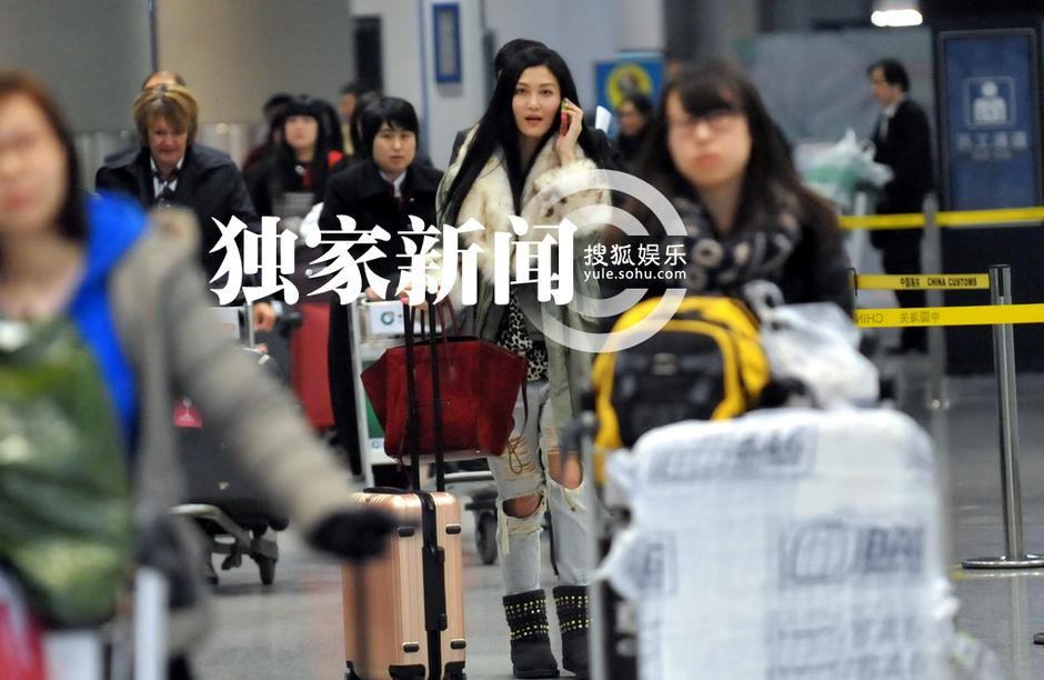 李彩桦富二代男友曝光 机场相拥