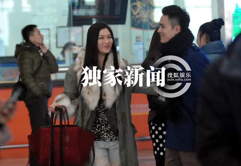 李彩桦富二代男友曝光 机场相拥