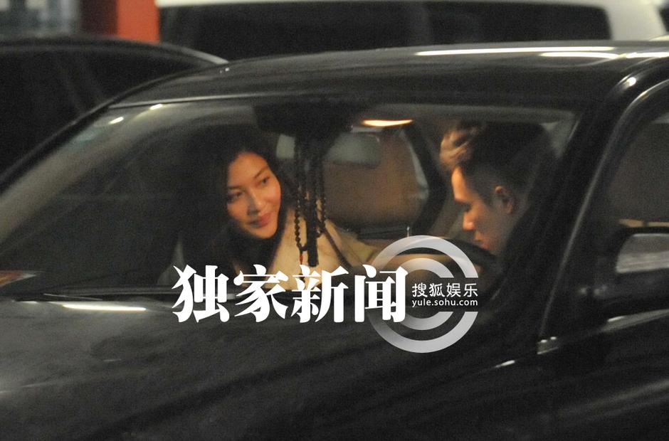 李彩桦富二代男友曝光 机场相拥