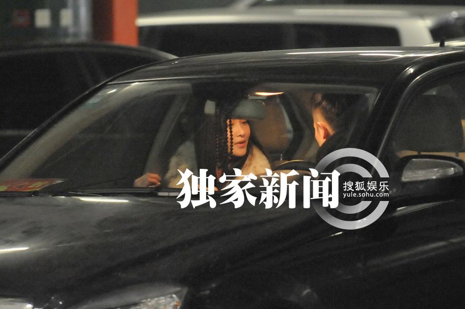 李彩桦富二代男友曝光 机场相拥