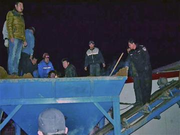 男子掉进搅拌机沙土倾泻而下 被活埋只露头