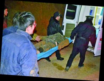 男子掉进搅拌机沙土倾泻而下 被活埋只露头