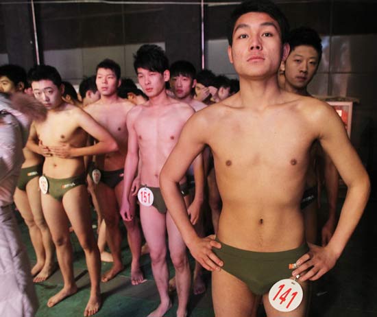 揭秘中国艺考现场：泳装上阵堪比选妃