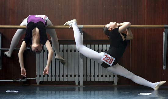 揭秘中国艺考现场：泳装上阵堪比选妃