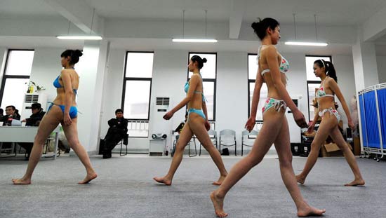 揭秘中国艺考现场：泳装上阵堪比选妃