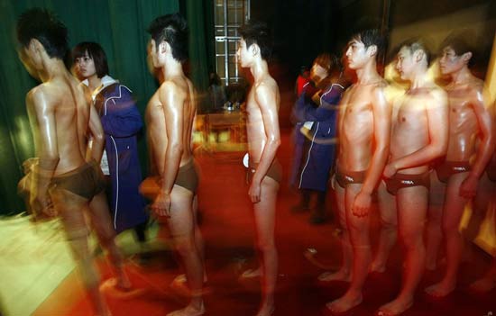 揭秘中国艺考现场：泳装上阵堪比选妃