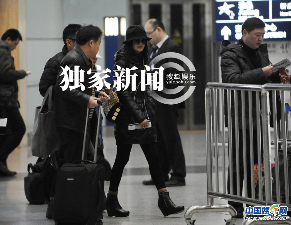 近期女星街拍特辑：杨幂似怀孕 赵薇惨输金喜善