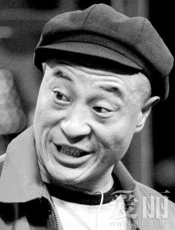 刘小光紧贴赵本山脸颊