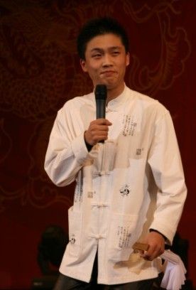 东北著名二人转艺术家----李淑静老师将他带进了二人转这片艺术守地