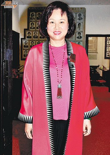 何超莲吴克羣浪漫度假被曝光 传闻已获赌王祝福