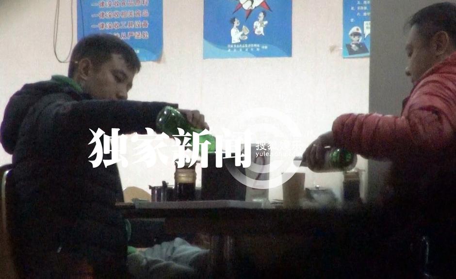 文章深夜外出吃饭喝酒 疑酒驾严重违规