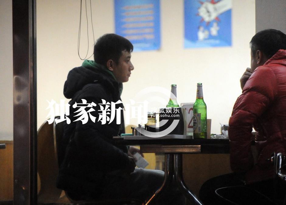 文章深夜外出吃饭喝酒 疑酒驾严重违规