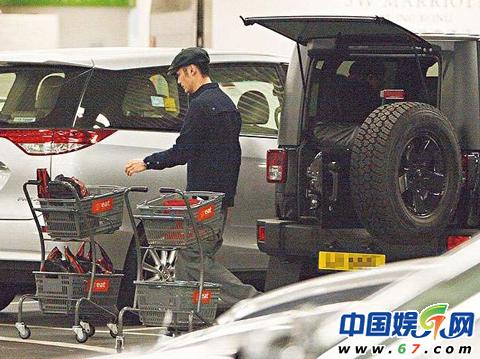 /余文乐与吴雨霏伦敦散步被拍 恋情不攻自破 /余文乐与吴雨霏伦敦散步被拍 恋情不攻自破