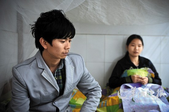 卖掉儿子后，阿强和“妻子”整天在家一筹莫展，后悔不已 羊城晚报记者 周巍 摄