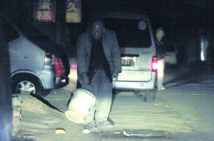 每隔半个小时，工人就将制作元宵馅的废料倒入门口的水沟内。