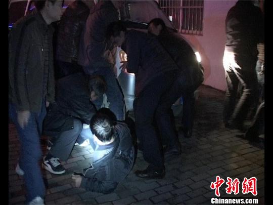 众人抬车救人。 林增崇 摄