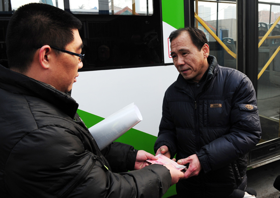 老人摔倒赖上公交车 家人登门道歉退还钱