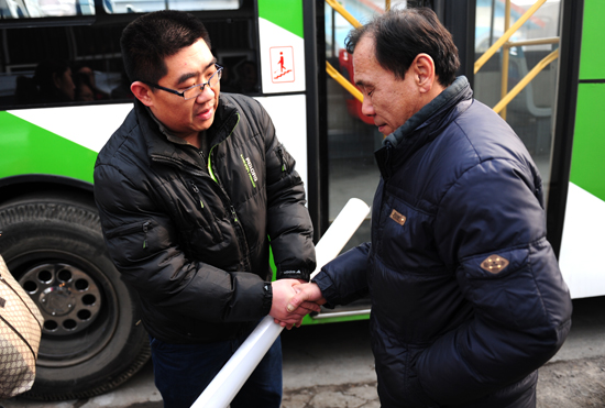 老人摔倒赖上公交车 家人登门道歉退还钱