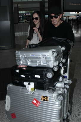 刘恺威与杨幂抵港