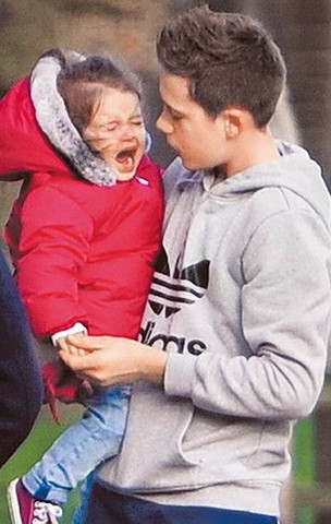 贝克汉姆女儿当街跌倒大哭