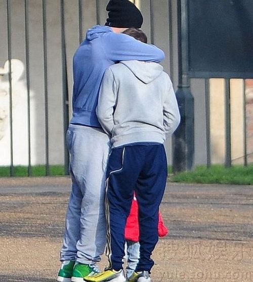 贝克汉姆揽儿子