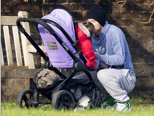 贝克汉姆关心爱女小七