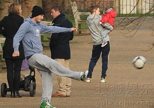 贝克汉姆示范踢球