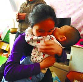 倔强红枣妈妈拒收捐款传递正能量 市民争相买枣