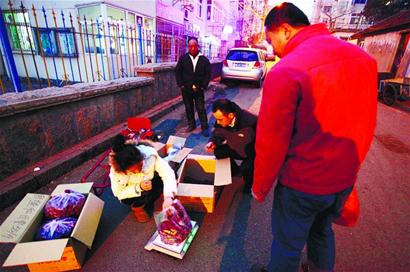 倔强红枣妈妈拒收捐款传递正能量 市民争相买枣 倔强红枣妈妈拒收捐款传递正能量 市民争相买枣