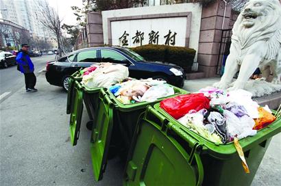 市南下月试点垃圾分类 40名指导员朝6晚9垃圾桶旁站岗