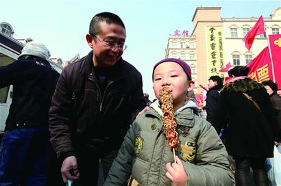 市民逛萝卜会花30元到200元不等 海云庵糖球会明日启幕 市民逛萝卜会花30元到200元不等 海云庵糖球会明日启幕