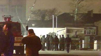 中石化加油站喷20米高油喷泉 居民楼洗油澡数百人撤离