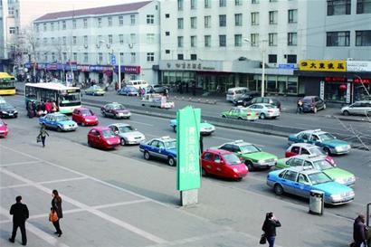 火车站的哥一听外地音狂宰客 黑出租20元起步