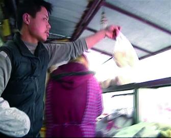 独臂小伙蒸馒头快过双手 1分钟10个引来粉丝团