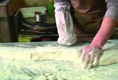 独臂小伙蒸馒头快过双手 1分钟10个引来粉丝团