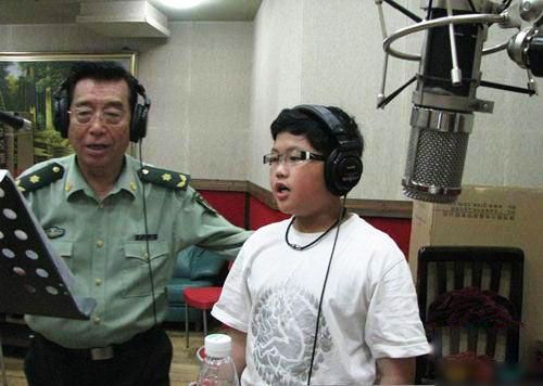 传李双江儿子涉嫌轮奸遭拘留。图为李双江父子录音