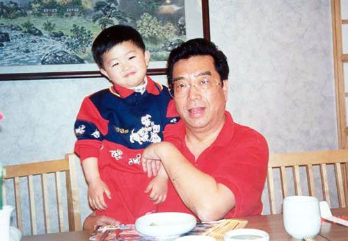 传李双江儿子涉嫌轮奸遭拘留 警方登记名李冠丰