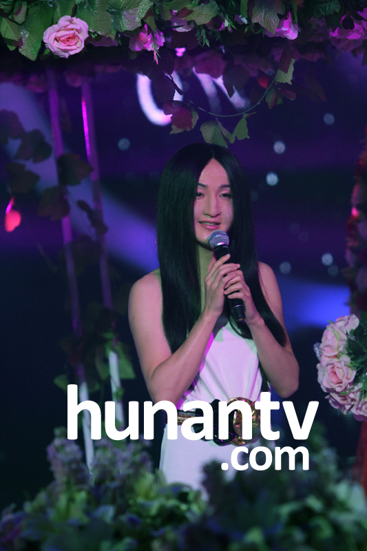 杨钰莹红裙艳丽亮相