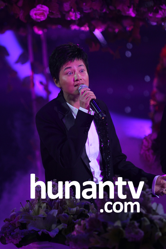 杨钰莹红裙艳丽亮相