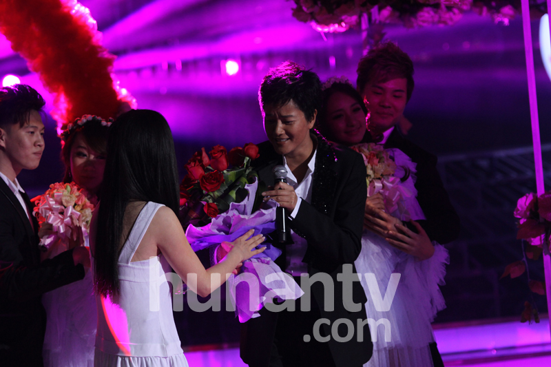 杨钰莹红裙艳丽亮相