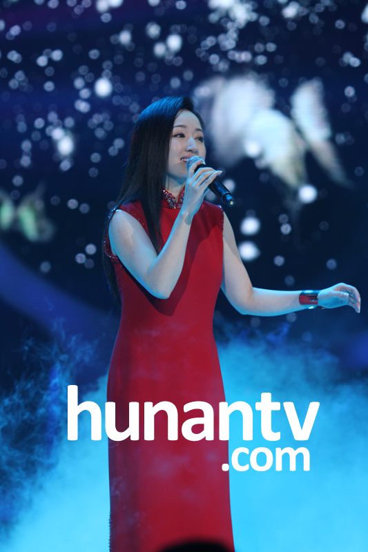 杨钰莹红裙艳丽亮相