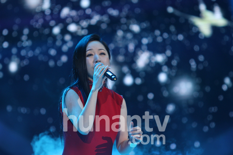 杨钰莹红裙艳丽亮相